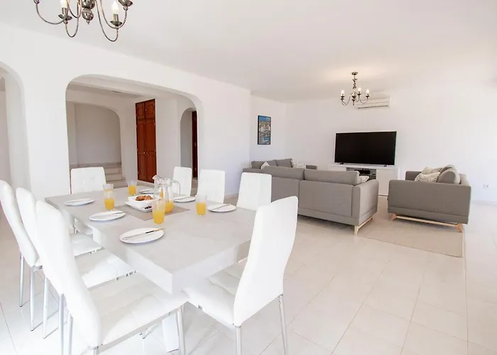 Casa Filipa Lower Floor - Charming 3-bedroom With Heated Pool *
