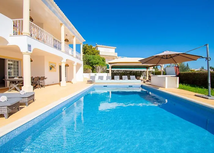 Casa Filipa Lower Floor - Charming 3-bedroom With Heated Pool
