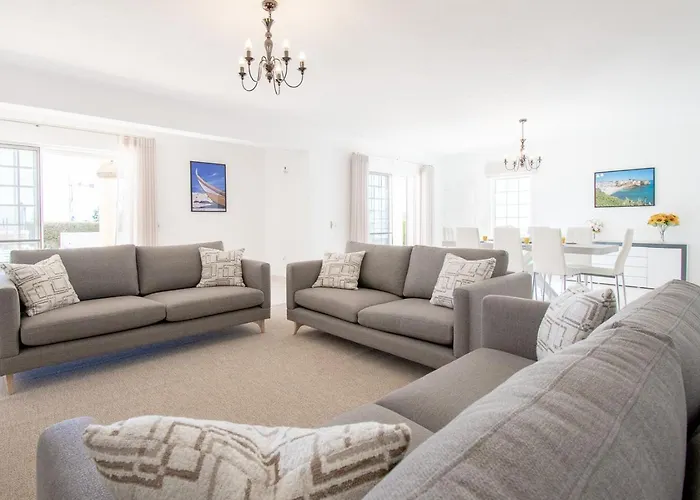 Villa Casa Filipa Lower Floor - Charming 3-bedroom With Heated Pool *
