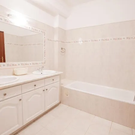 Casa Filipa Lower Floor - Charming 3-bedroom With Heated Pool فيلة كارفويرو