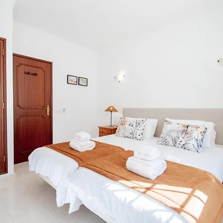 Casa Filipa Lower Floor - Charming 3-bedroom With Heated Pool فيلة