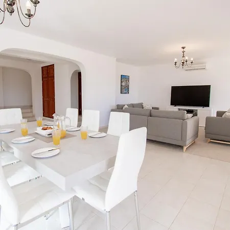 Casa Filipa Lower Floor - Charming 3-bedroom With Heated Pool *