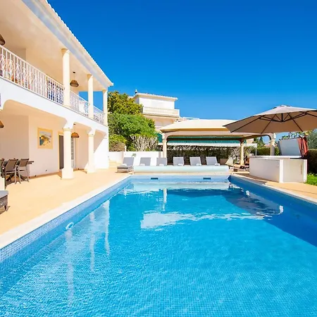 Casa Filipa Lower Floor - Charming 3-bedroom With Heated Pool