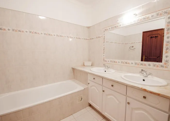 Villa Casa Filipa Lower Floor - Charming 3-bedroom With Heated Pool *