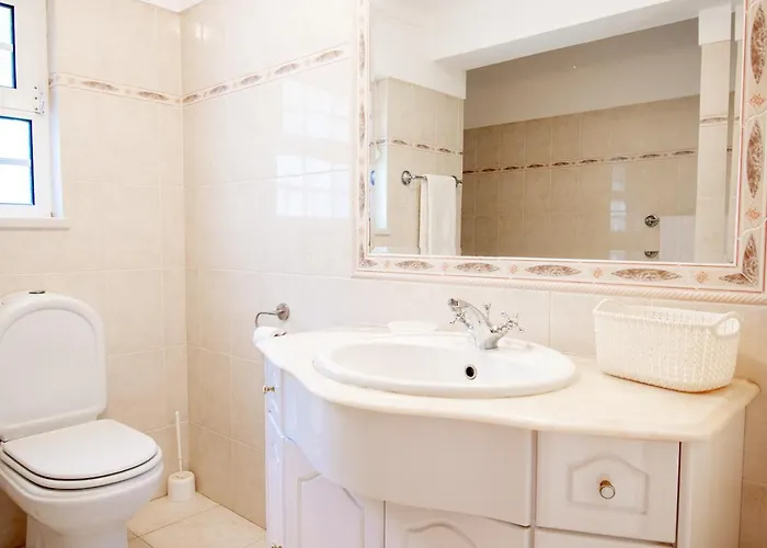 Casa Filipa Lower Floor - Charming 3-bedroom With Heated Pool