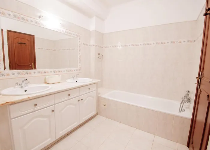 Casa Filipa Lower Floor - Charming 3-bedroom With Heated Pool Villa Carvoeiro (Lagoa)