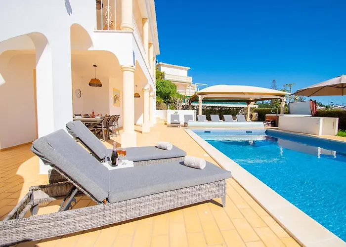 Casa Filipa Lower Floor - Charming 3-bedroom With Heated Pool