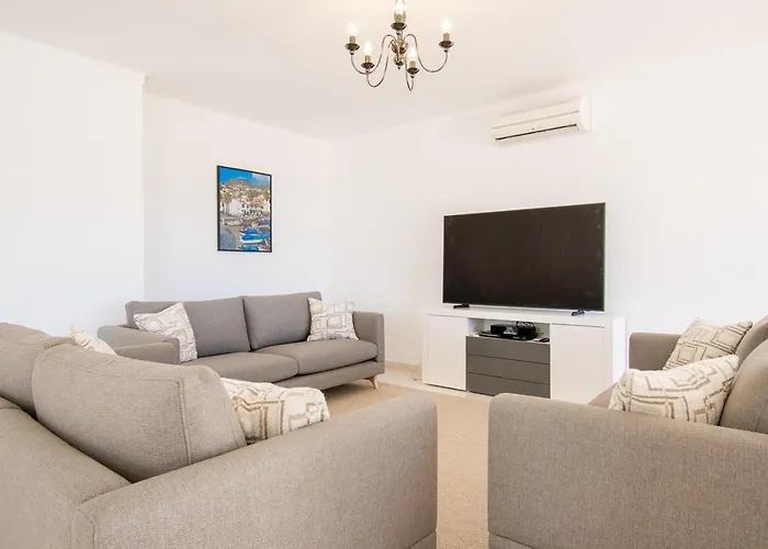 Casa Filipa Lower Floor - Charming 3-bedroom With Heated Pool Villa *