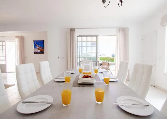 Casa Filipa Lower Floor - Charming 3-bedroom With Heated Pool Villa