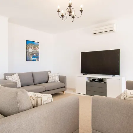 Casa Filipa Lower Floor - Charming 3-bedroom With Heated Pool ヴィラ *